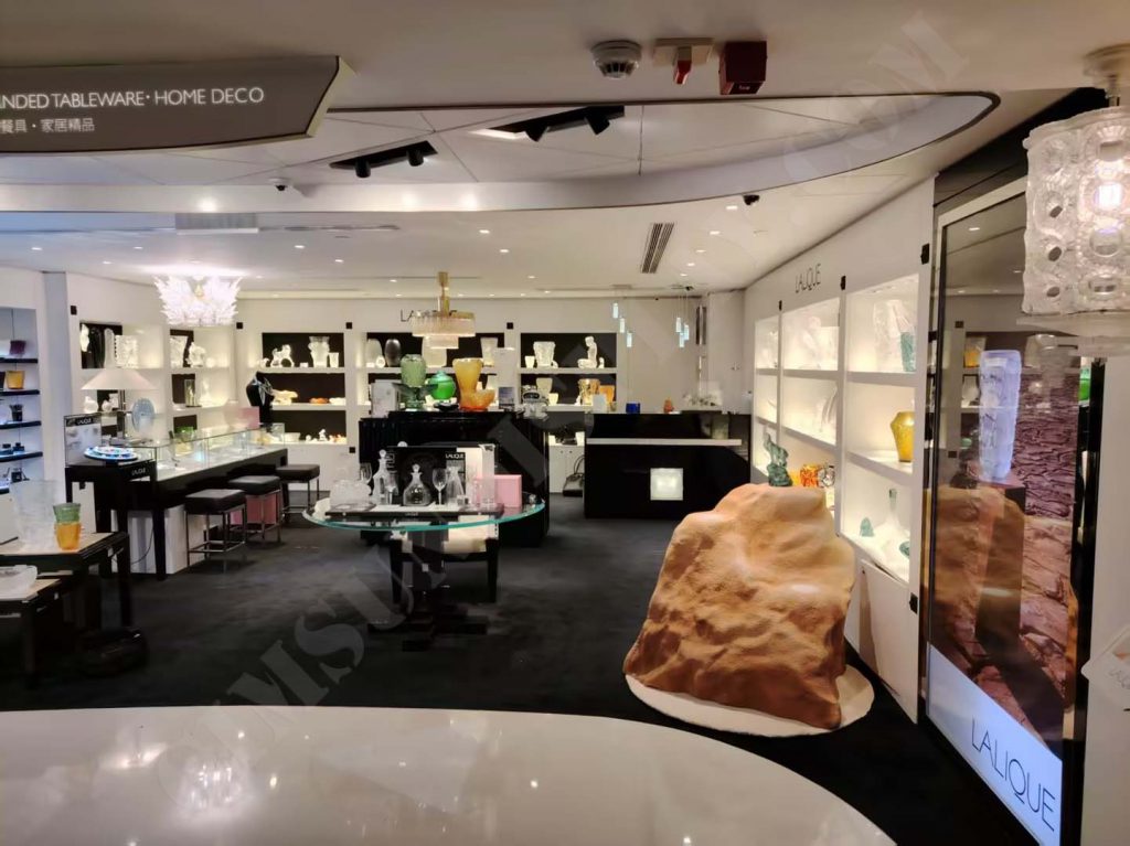 window display, store decoration, gold printing, silver printing, lenticular printing, advertising installation, creative solutions, retail brands, display stands, specialized printing