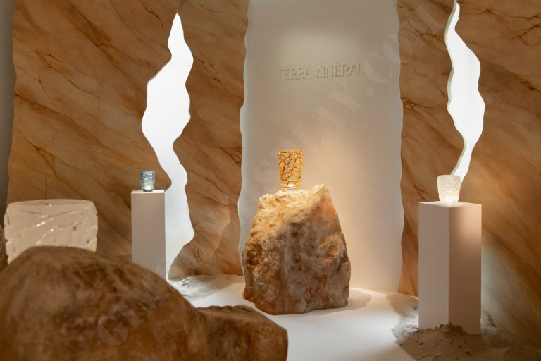 window display, store decoration, gold printing, silver printing, lenticular printing, advertising installation, creative solutions, retail brands, display stands, specialized printing