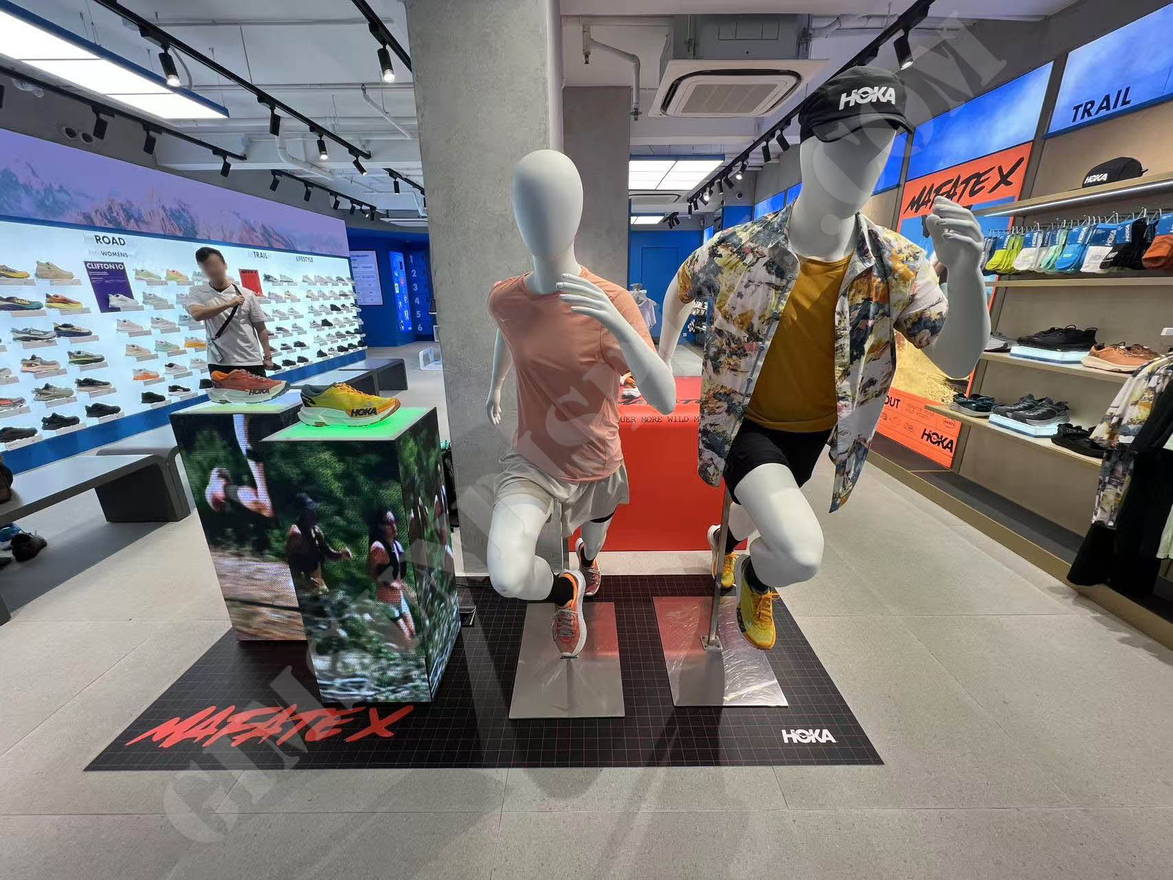window display, store decoration, gold printing, silver printing, lenticular printing, advertising installation, creative solutions, retail brands, display stands, specialized printing