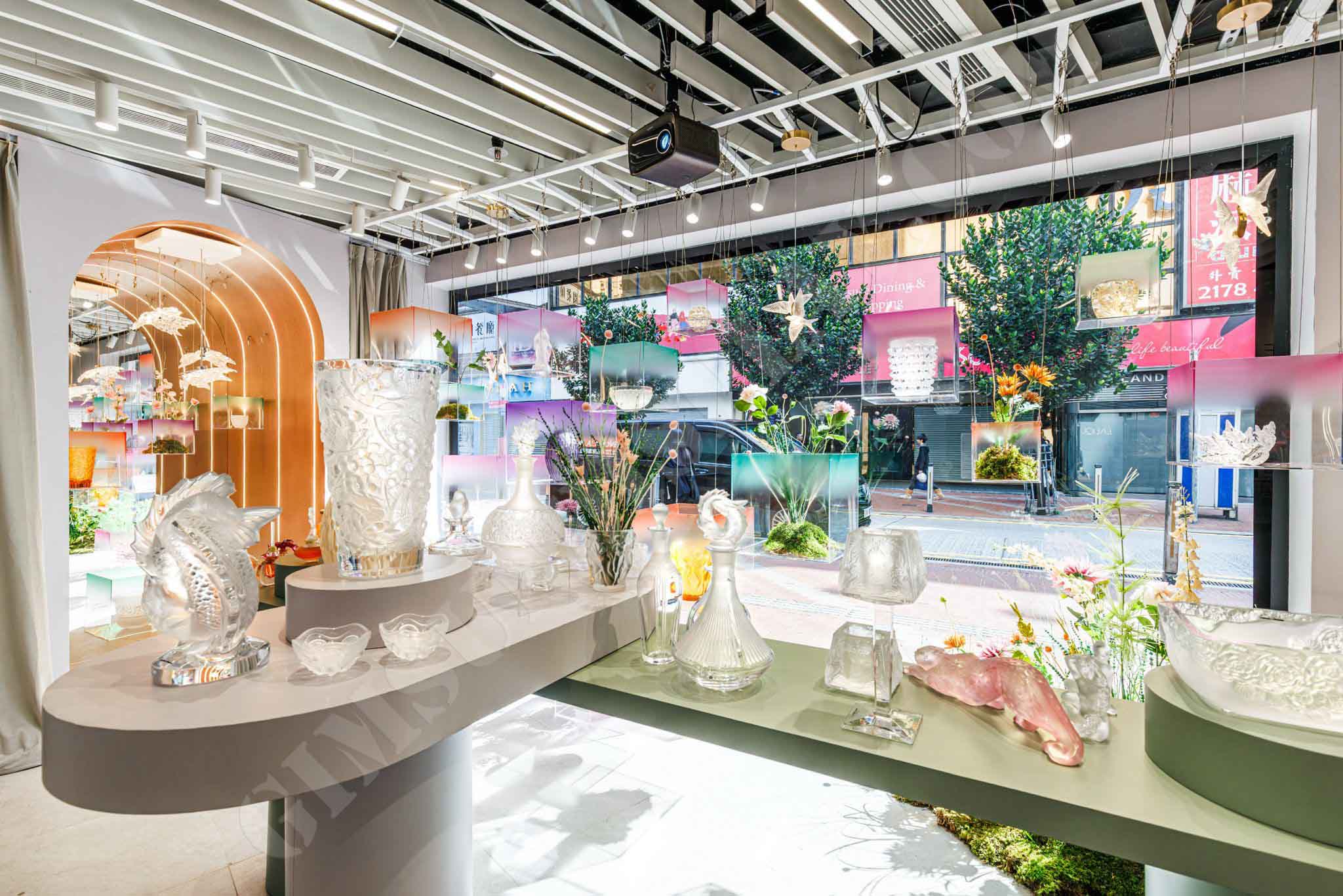 window display, store decoration, gold printing, silver printing, lenticular printing, advertising installation, creative solutions, retail brands, display stands, specialized printing