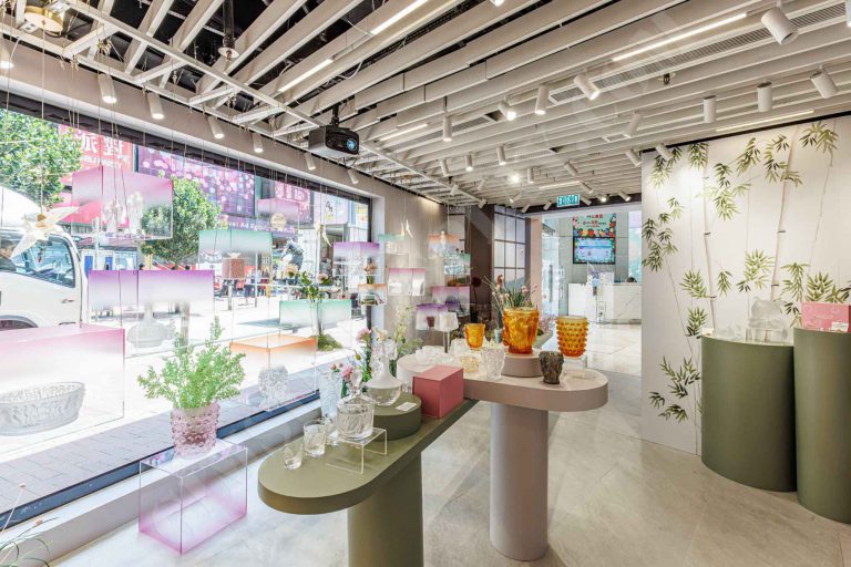 window display, store decoration, gold printing, silver printing, lenticular printing, advertising installation, creative solutions, retail brands, display stands, specialized printing