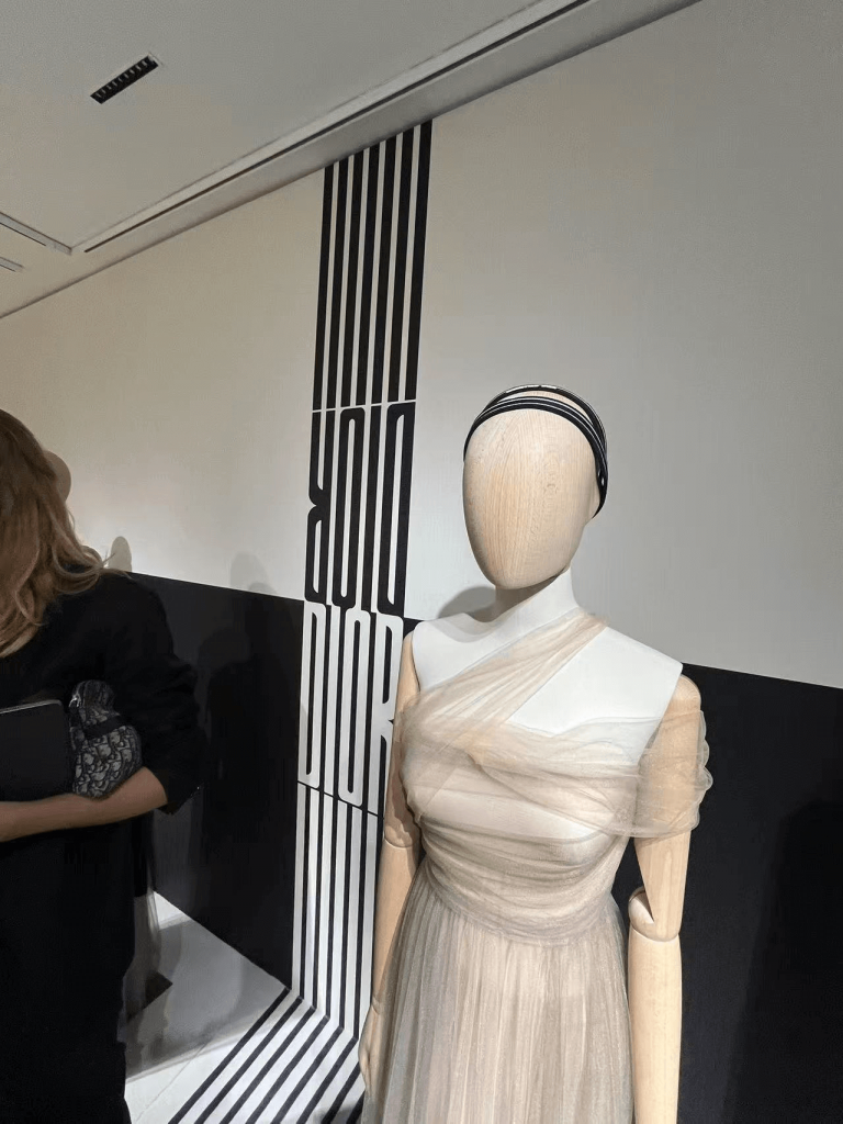window display,store window display,store decoration, retail store display,creative solutions, retail brands, display stands