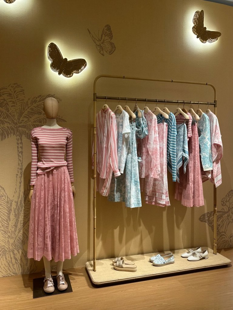 window display, store decoration, gold printing, silver printing, lenticular printing, advertising installation, creative solutions, retail brands, display stands, specialized printing