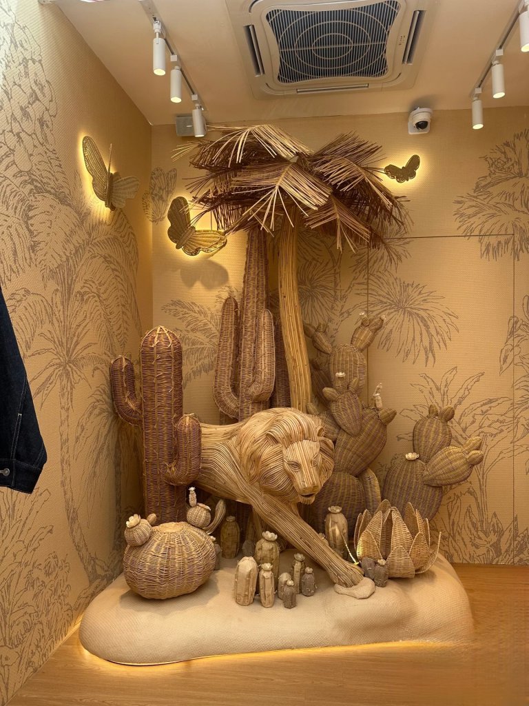 window display, store decoration, gold printing, silver printing, lenticular printing, advertising installation, creative solutions, retail brands, display stands, specialized printing
